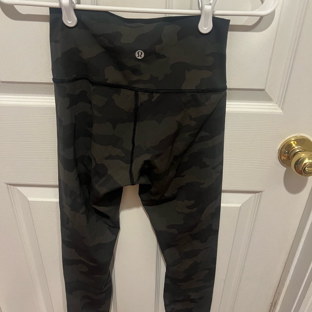 Lululemon women's camo wunder under full on luxe size 4 7/8 25 inch - Picture 6 of 8